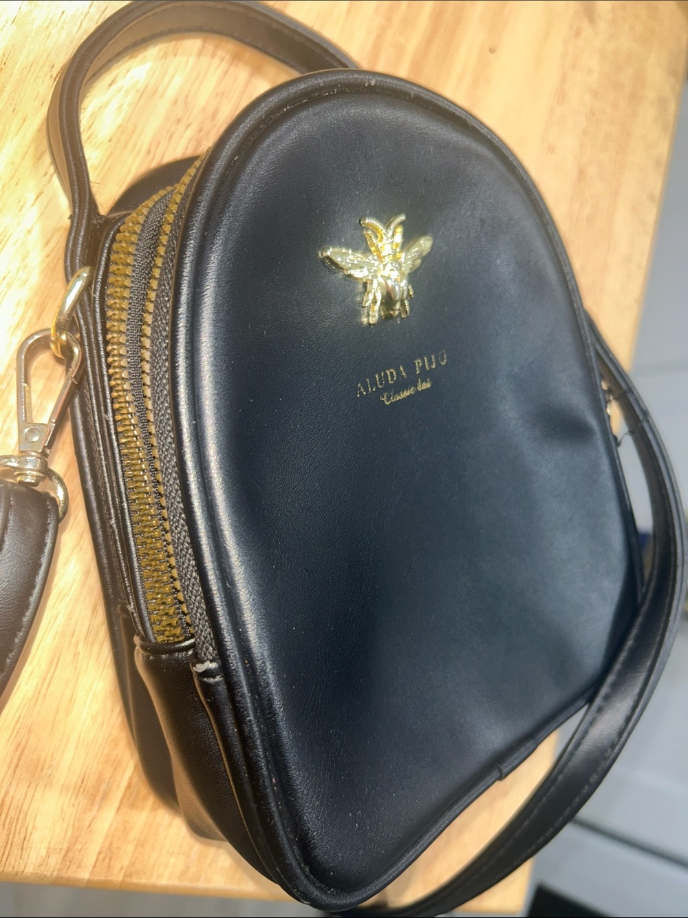 Aluda Piju Classic Bai Sm Blk Faux Leather Crossbody Bag Or Wristlet Bee Embl